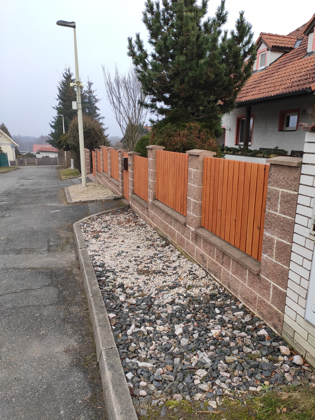 Výměna výplní v plotu